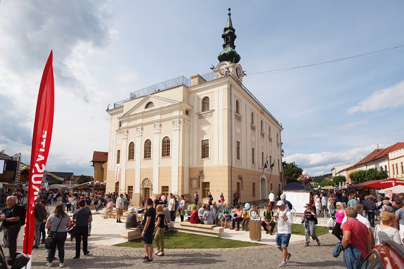 Hlavné námestie v Kežmarku s radnicou počas jarmoku